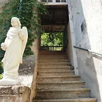 Le Chatel En Beaujolais