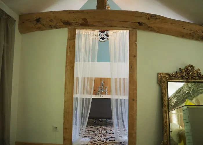 Le Chatel En Beaujolais Homestay