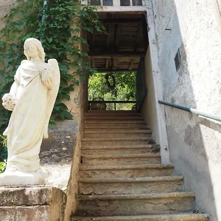 Le Chatel En Beaujolais